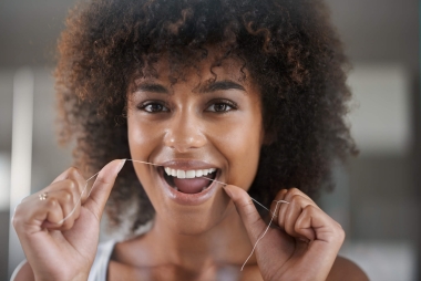 Se sua Gengiva Sangra quando Você usa o Fio Dental, FIQUE ALERTA!