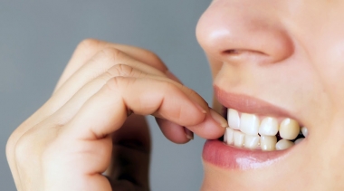 Roer as unhas pode ser prejudicial para os dentes!